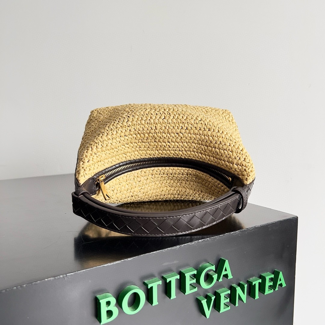 bo*te*ga Ve*ne*ta mini wallace bag in natural raffia