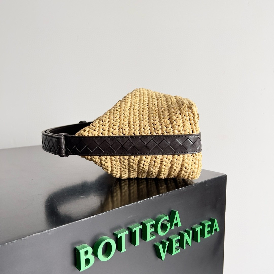 bo*te*ga Ve*ne*ta mini wallace bag in natural raffia