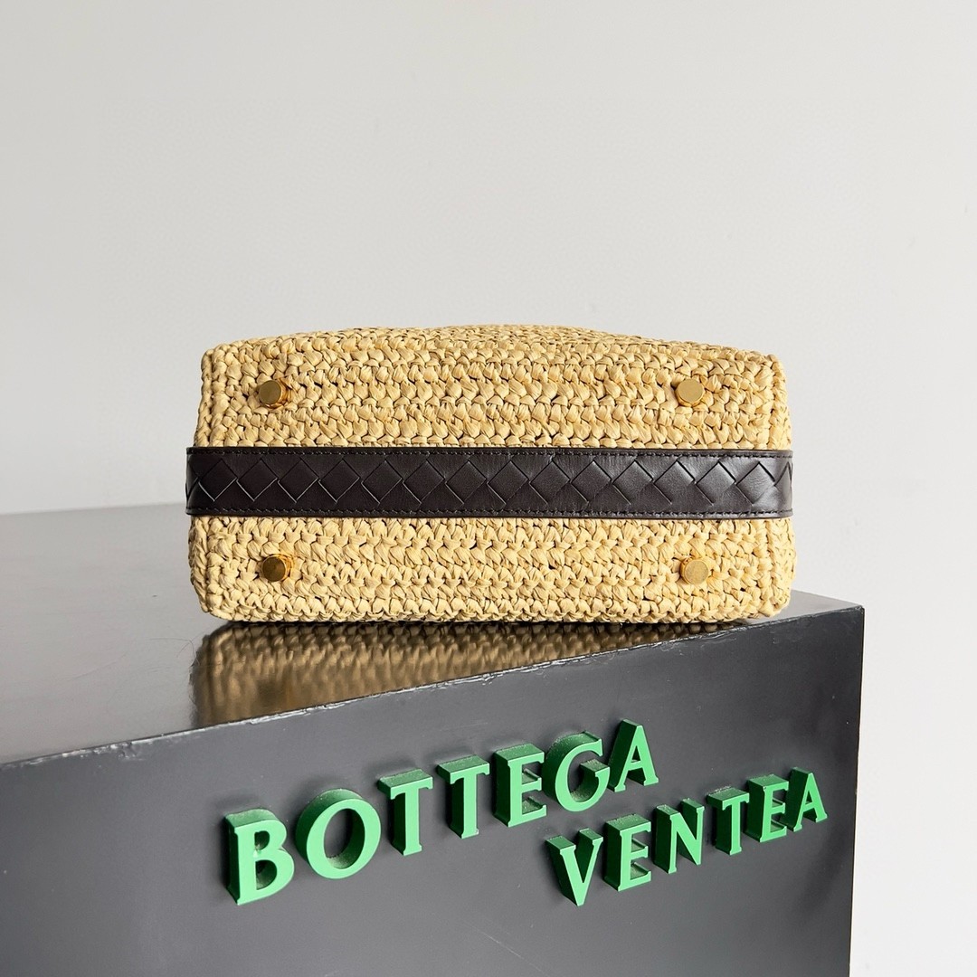 bo*te*ga Ve*ne*ta mini wallace bag in natural raffia