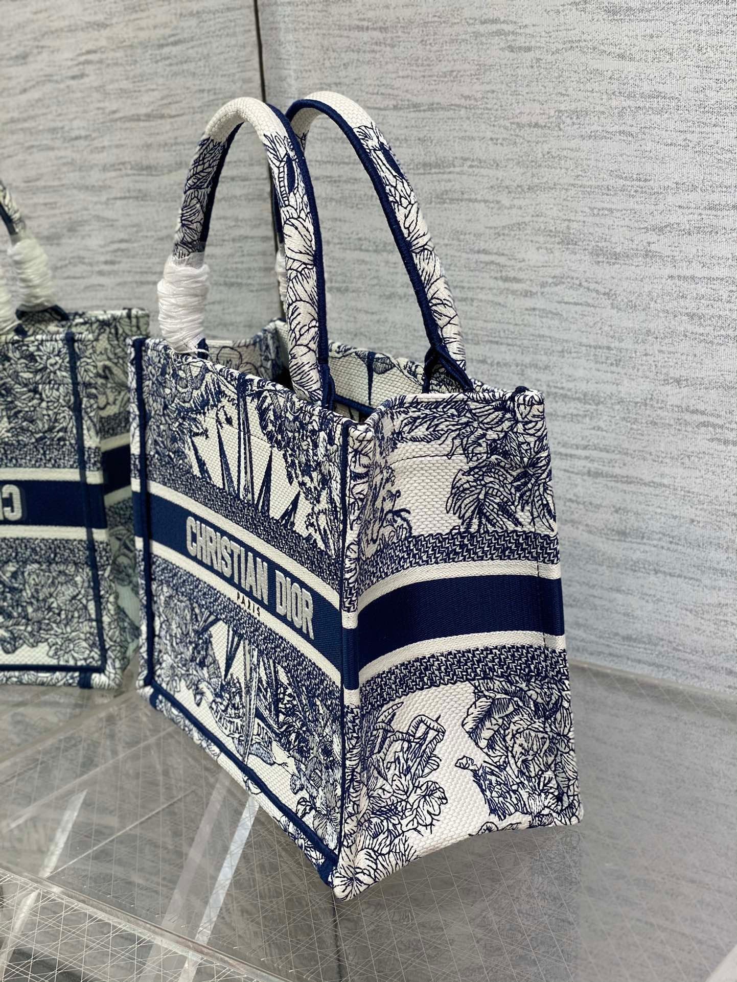 D*or small book tote bag in white & blue rêve d