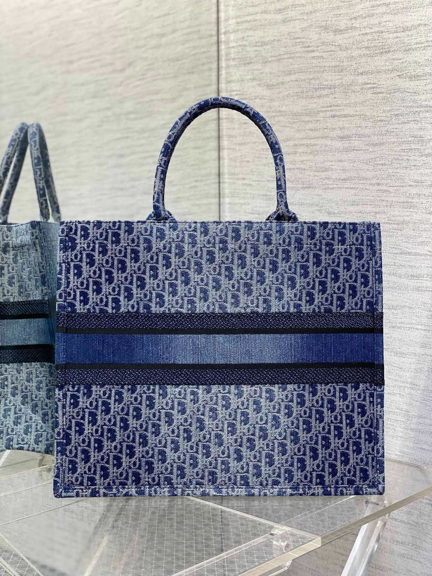 D*or medium book tote bag in blue denim oblique jacquard