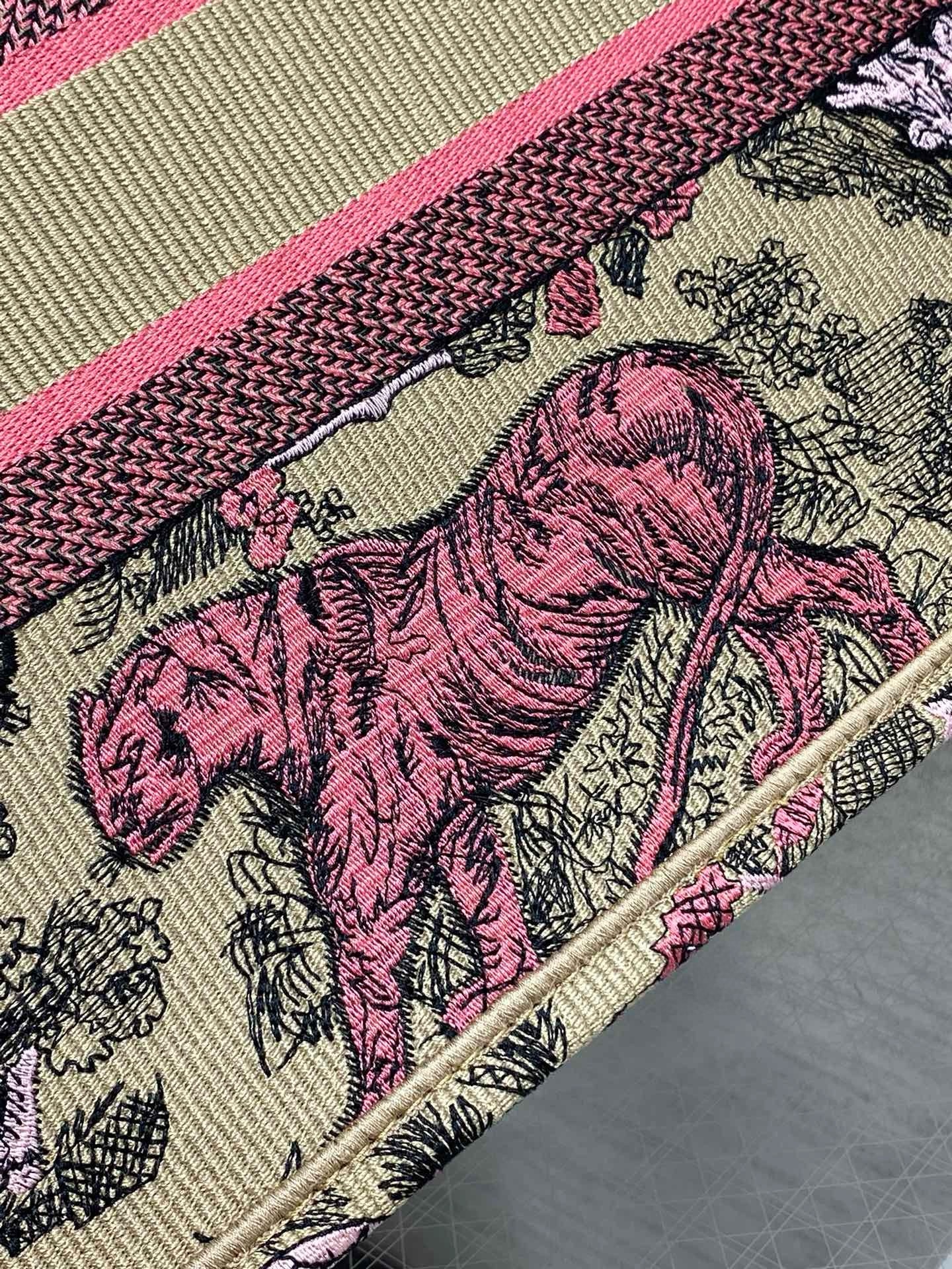 D*or medium D*oriviera book tote in raffia with pink toile de jouy sauvage embroidery