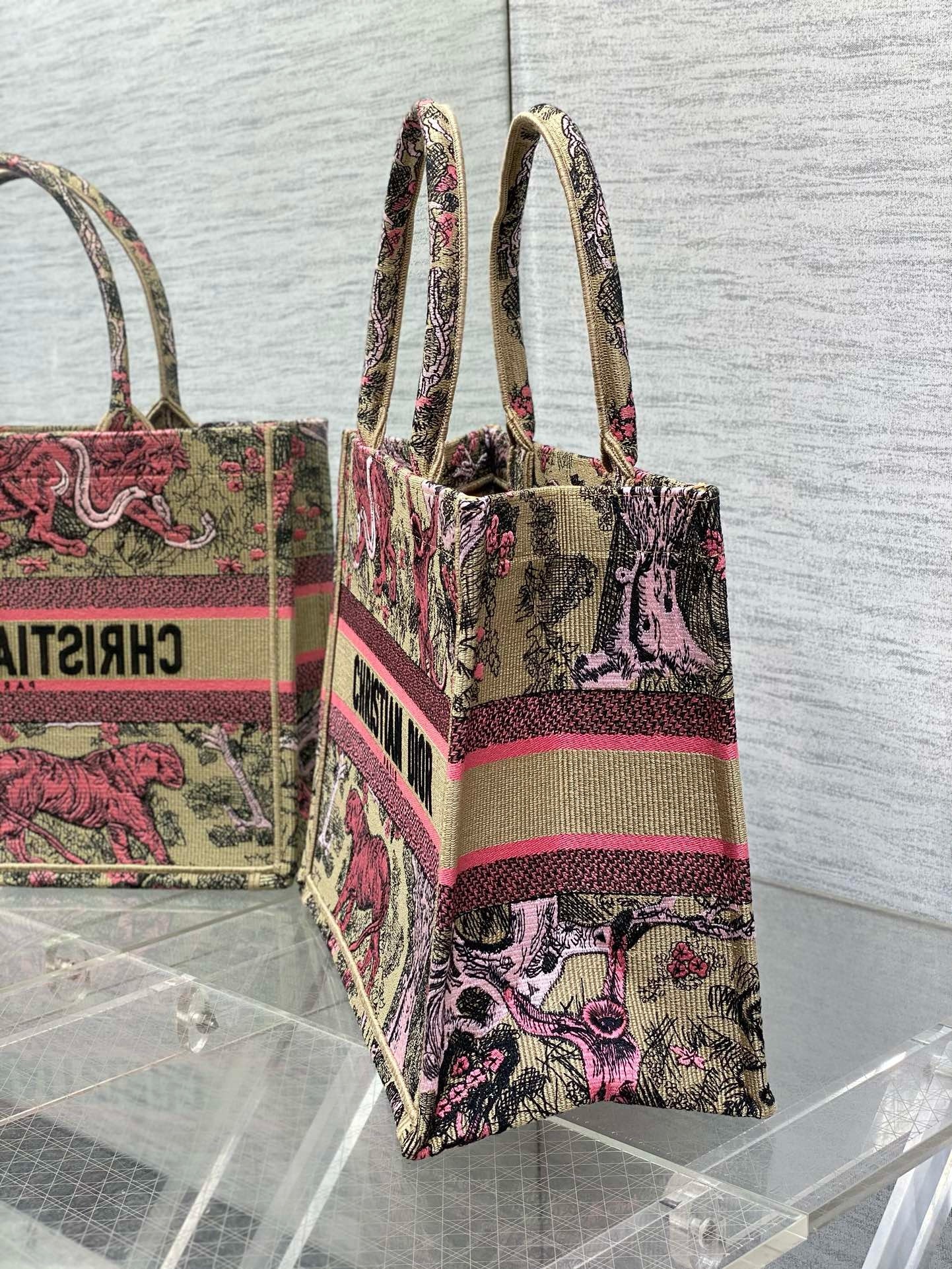 D*or medium D*oriviera book tote in raffia with pink toile de jouy sauvage embroidery