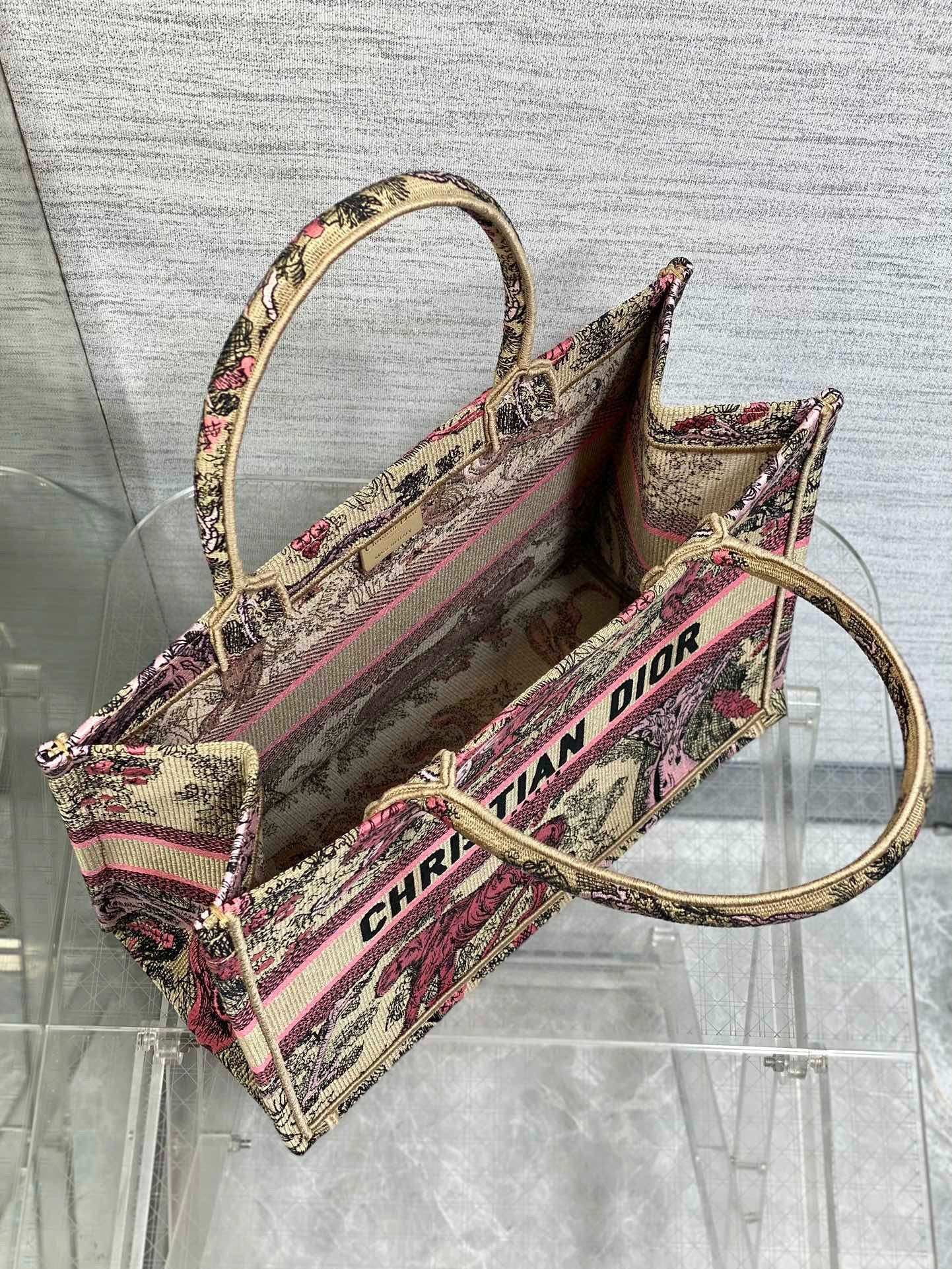 D*or medium D*oriviera book tote in raffia with pink toile de jouy sauvage embroidery