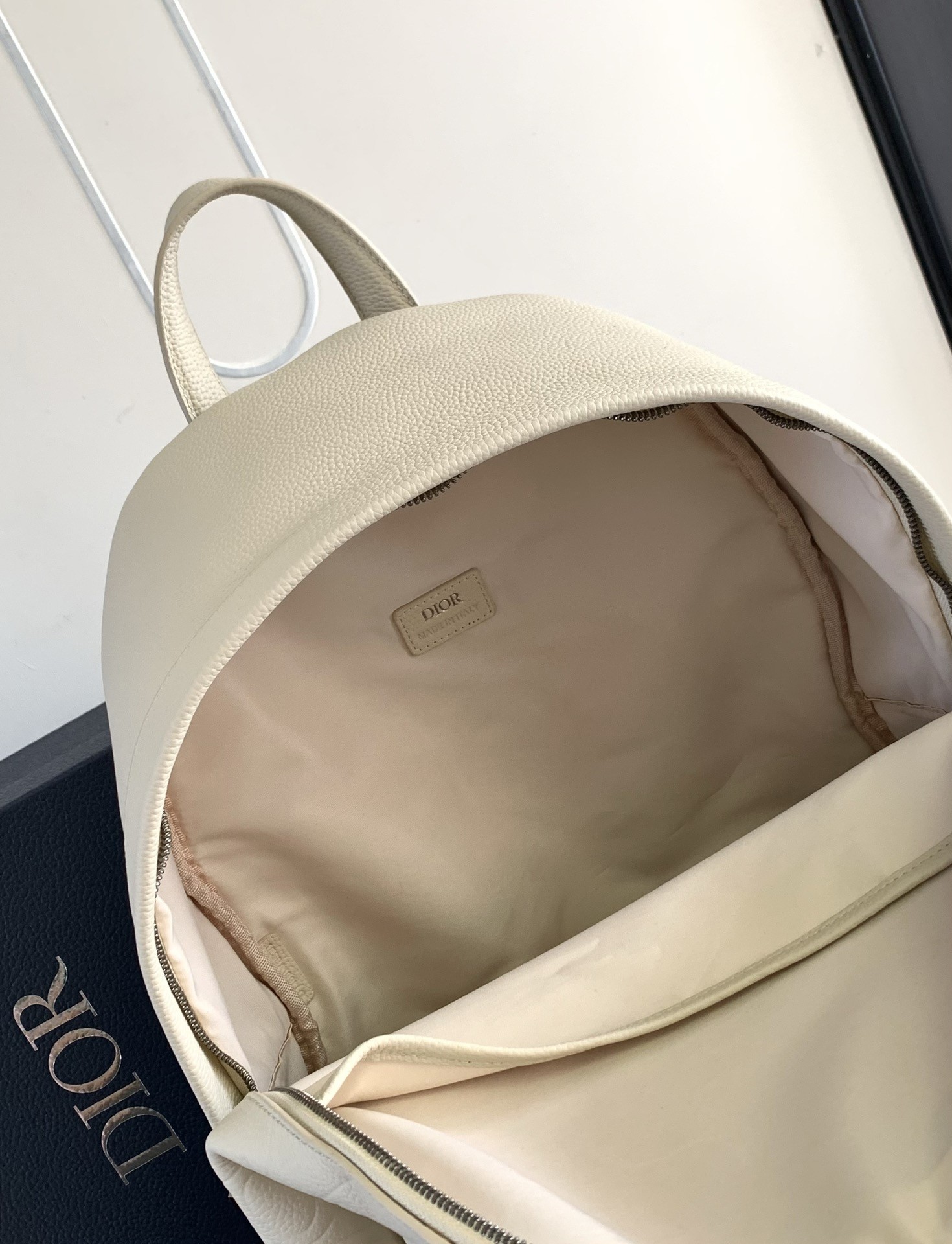 D*or rider 2.0 zipped backpack in beige gravity leather