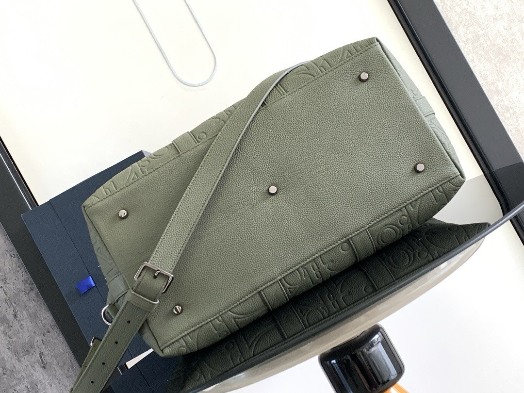 D*or weekender 40 bag in khaki D*or gravity leather