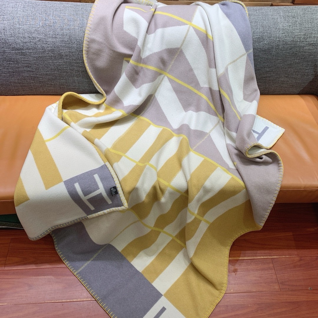 H**mes avalon h club blanket in taupe cashmere